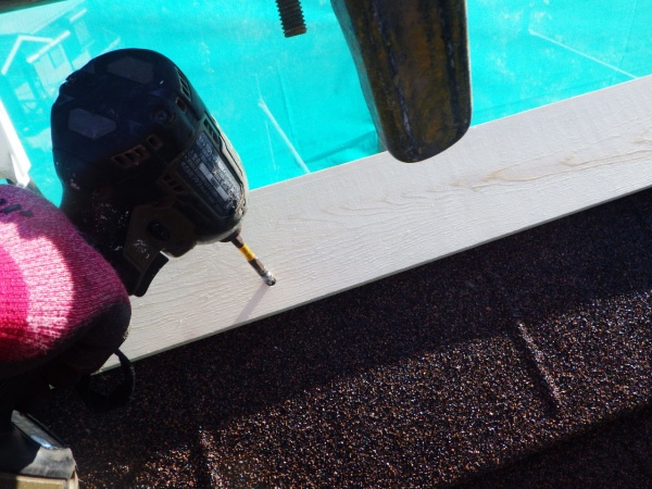 棟板金下地の取り付け中です