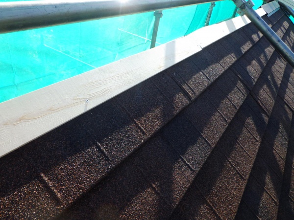 棟板金下地の取り付け中です