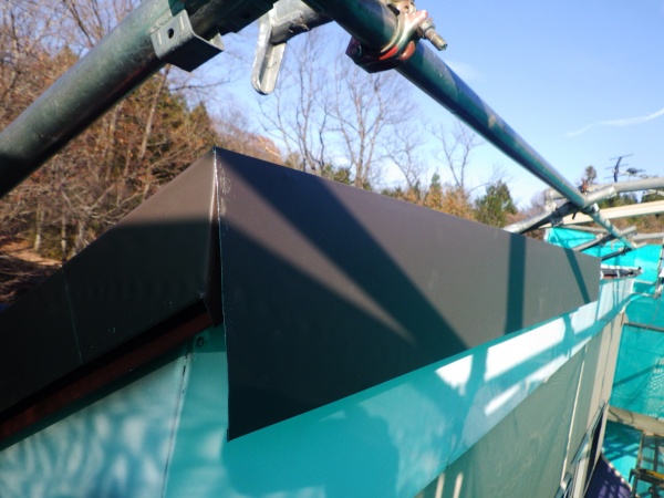 棟板金の取り付け中です