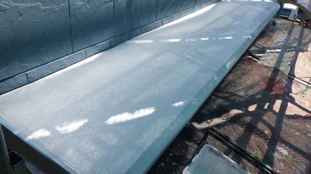 霧よけ天板の下塗り終了です