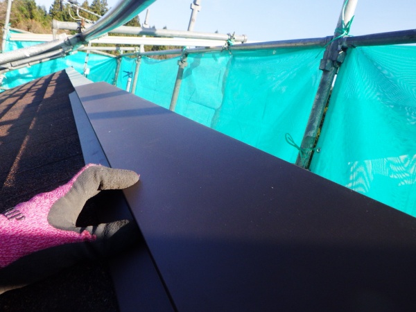 棟板金の取り付け中です