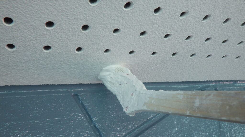 軒天補修中です