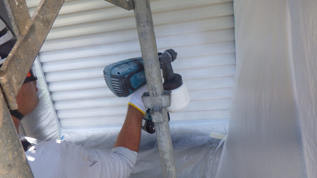 戸袋の吹付塗装下塗り中です