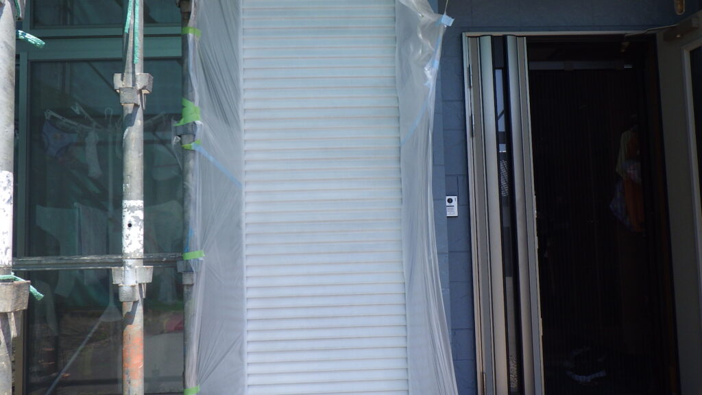 戸袋の吹付塗装下塗り終了です