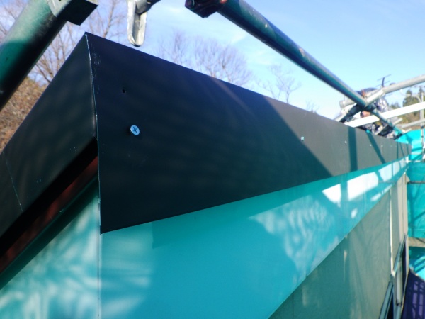 棟板金の取り付け終了です