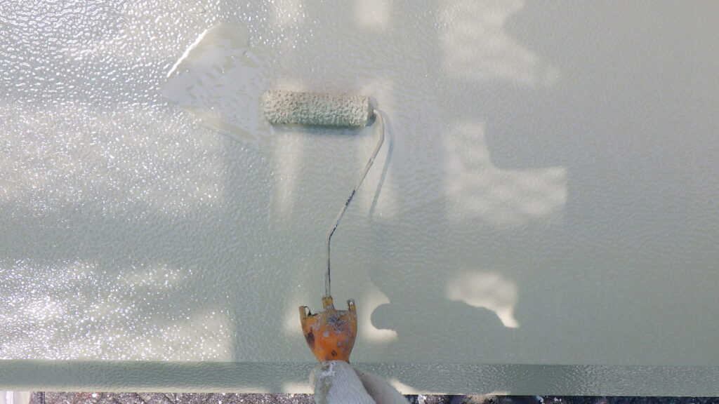 霧よけ天板の上塗り中です