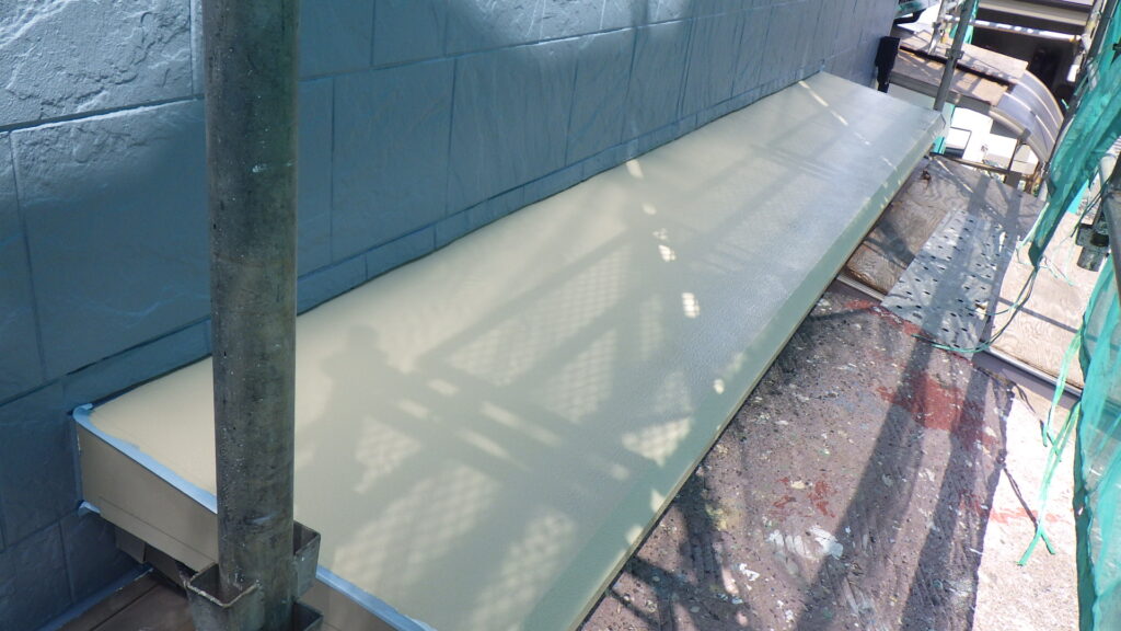 霧よけ天板の上塗り中です