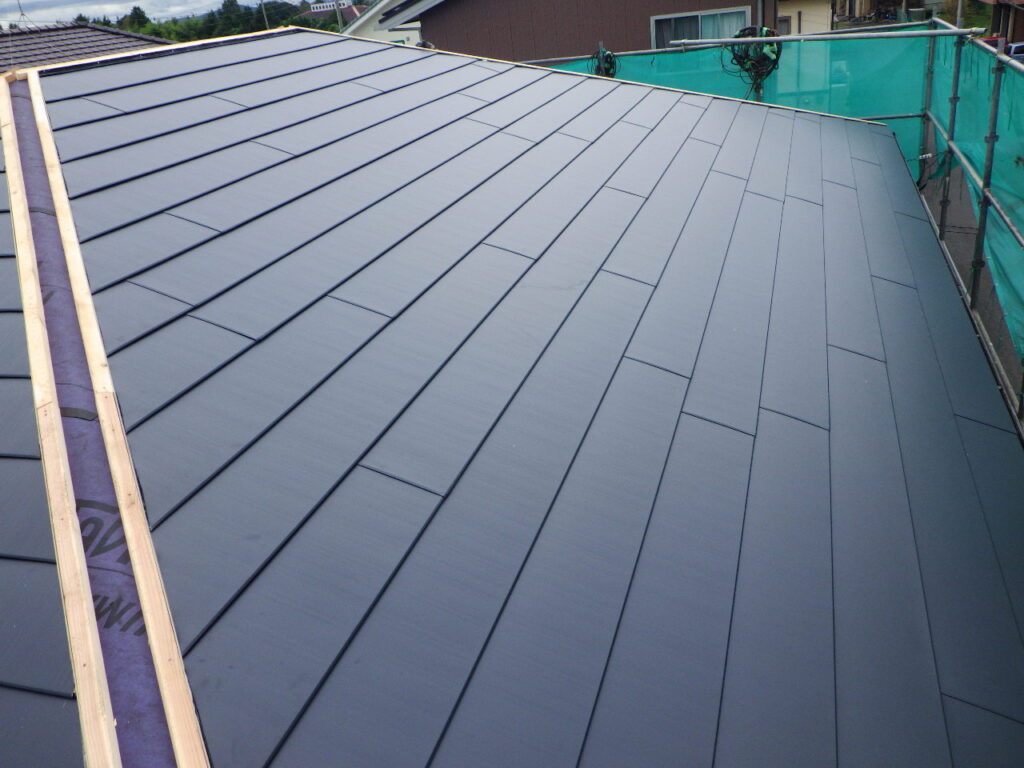 西面のルーフ貼り付けが終了しました