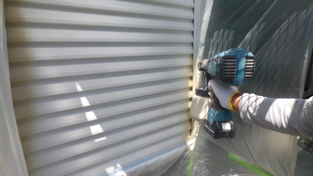 戸袋の吹付塗装中塗り中です