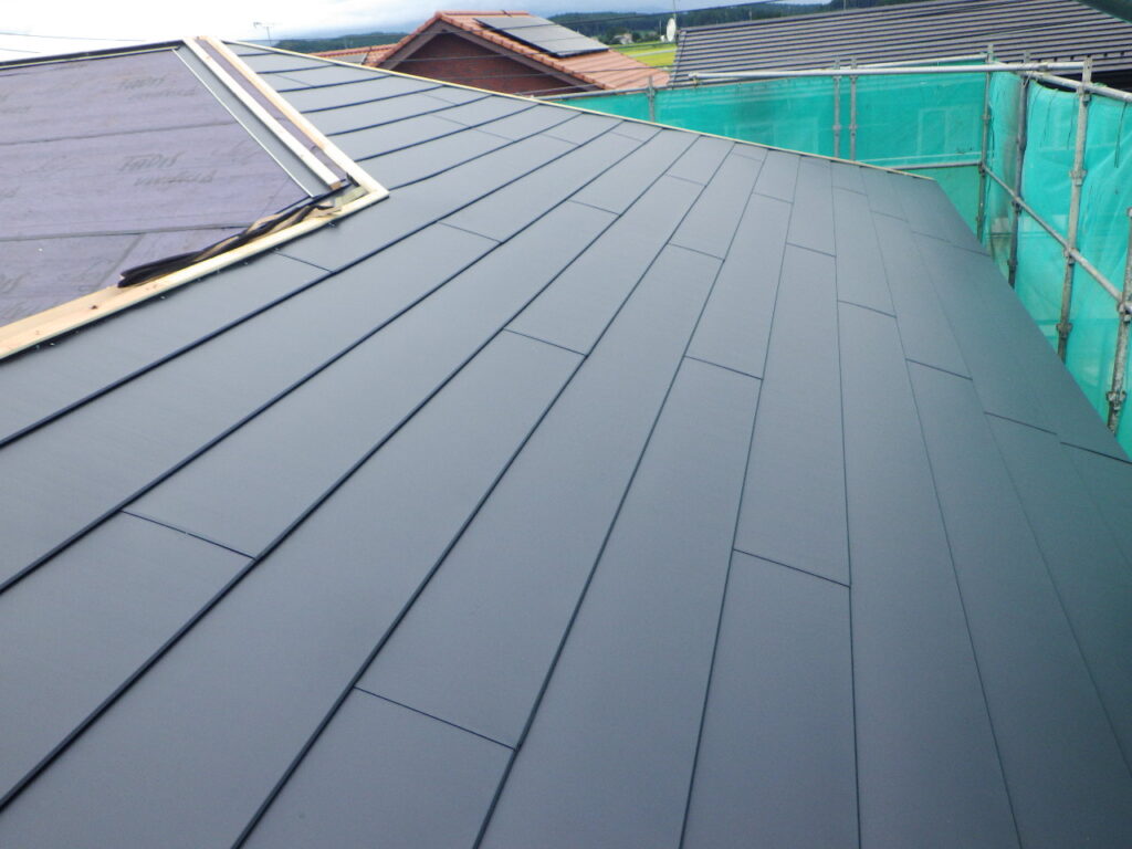 北面のルーフ貼り付けが終了しました