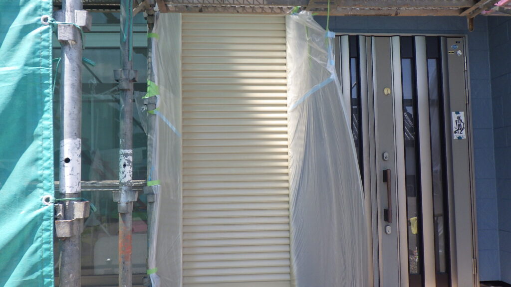 戸袋の吹付塗装中塗り終了です