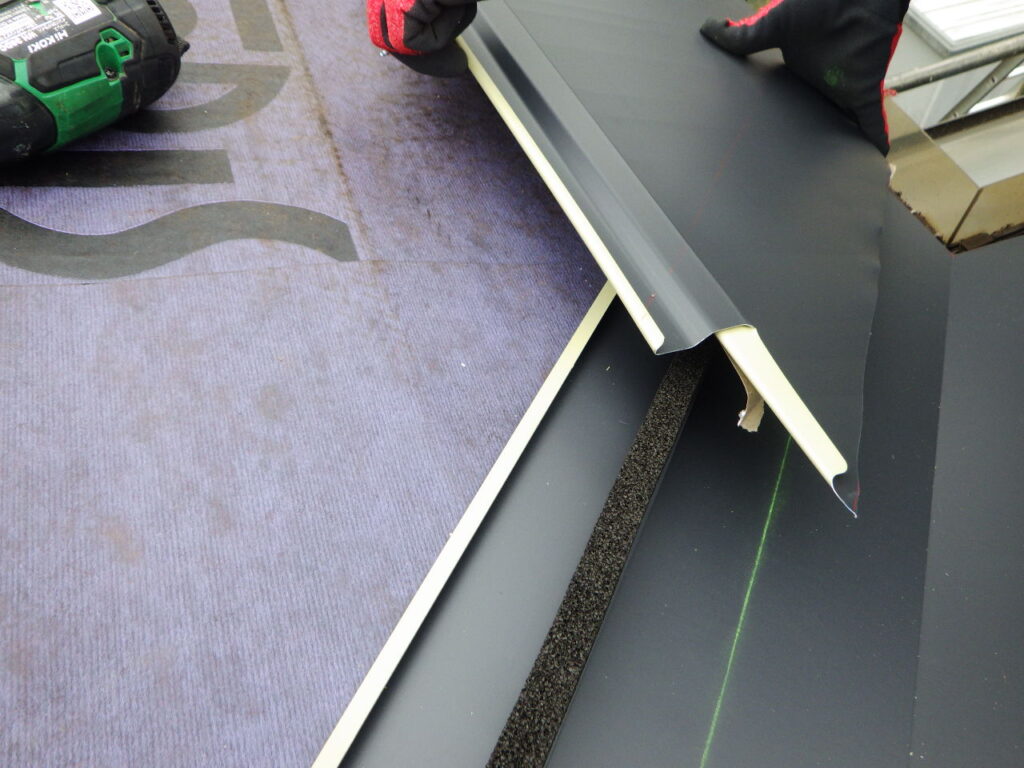 谷樋周りのルーフ貼り付け中です