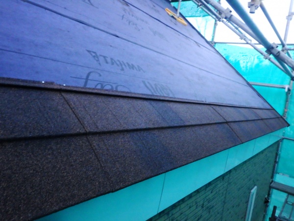 南面のルーフ貼り付け中です