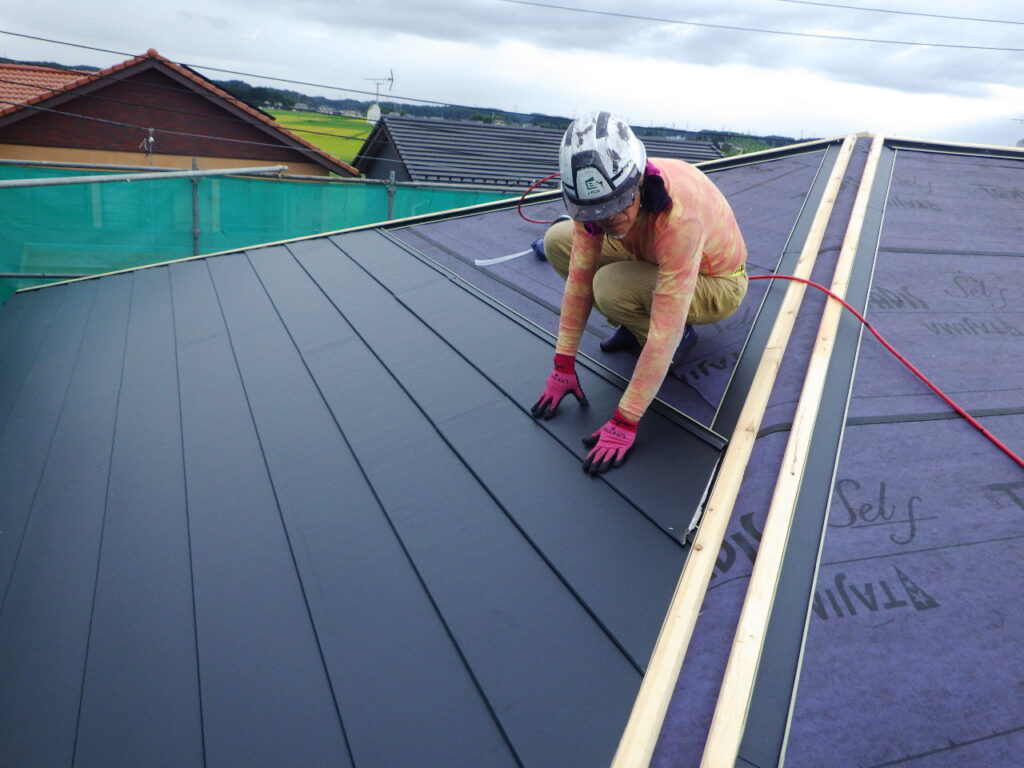 ルーフの貼り付け中です