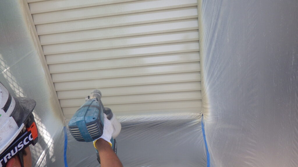 戸袋の吹付塗装上塗り中です