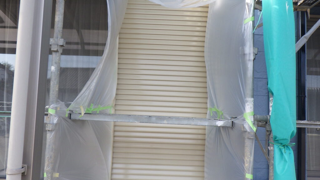 戸袋の吹付塗装上塗り終了です