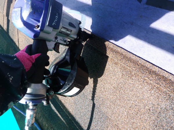 南面のルーフ貼り付け中です