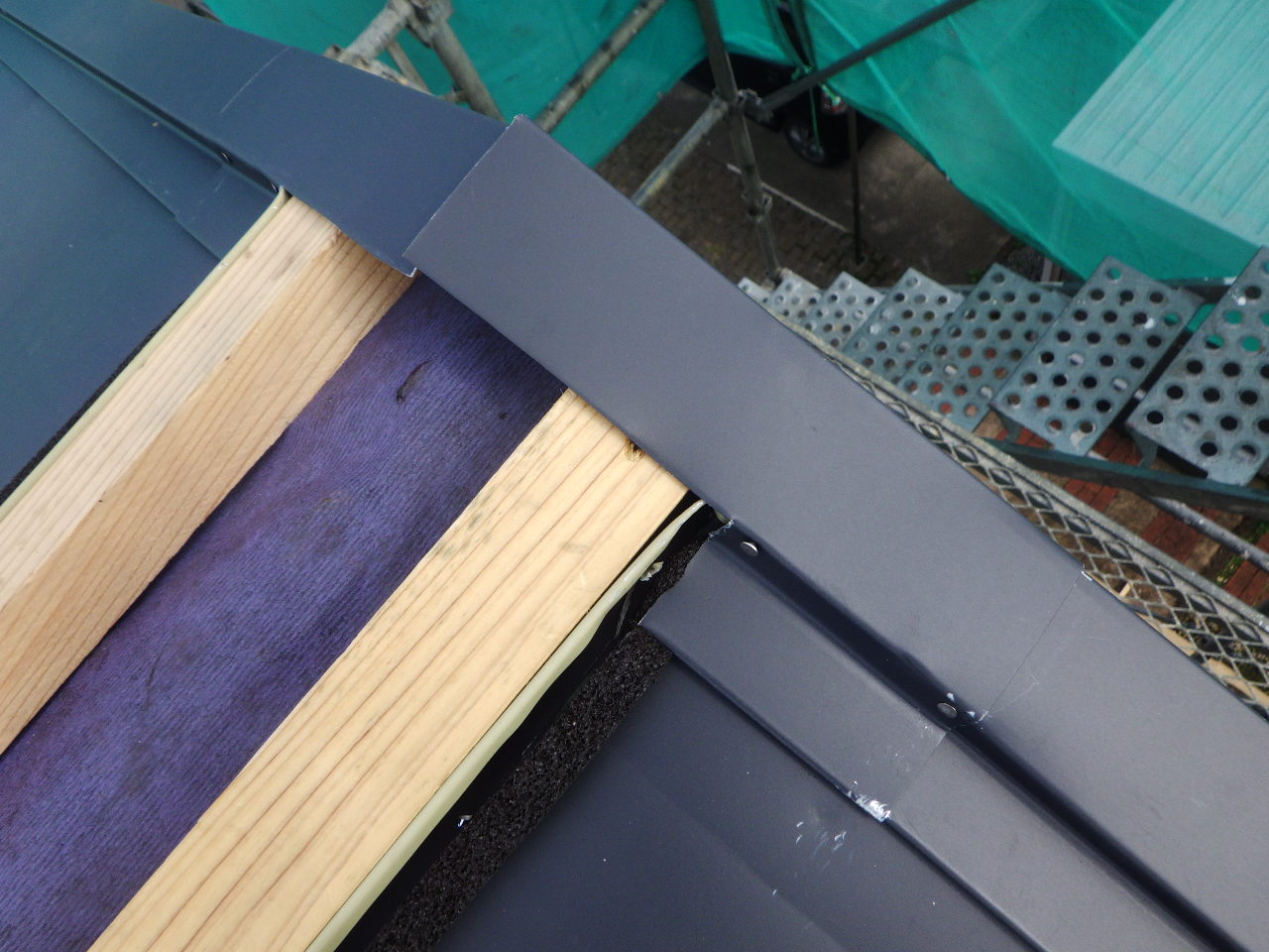 ケラバ包み板金を取り付け終了しました