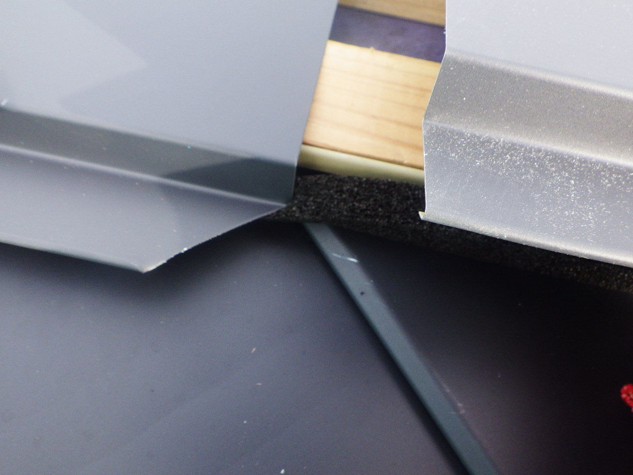 棟板金の取り付け中です