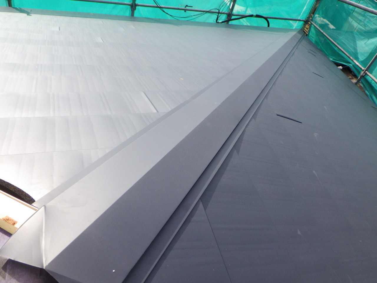 棟板金の取り付け中です