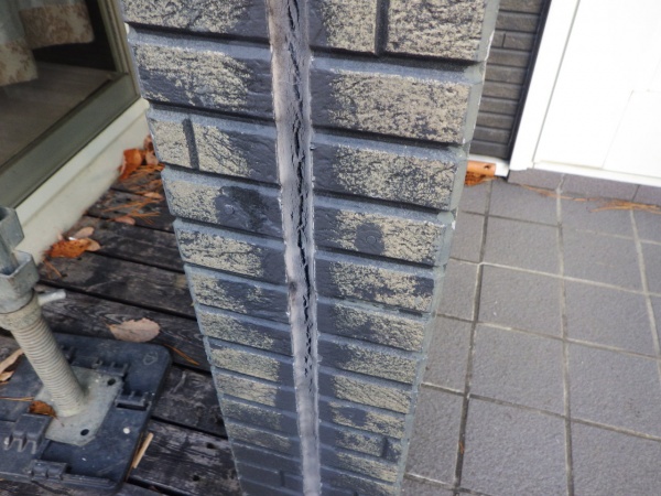 施工前の外壁縦目地の状態です