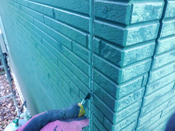 縦目地の撤去中です