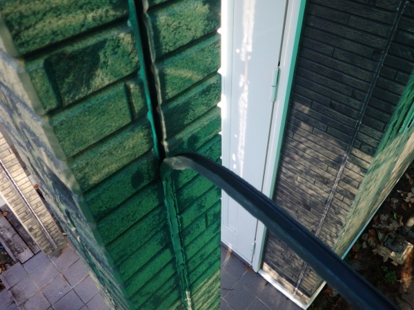 縦目地の撤去中です