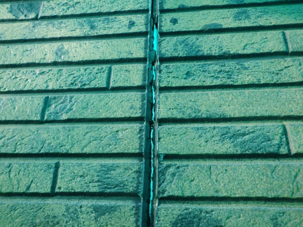 傷んだ縦目地です