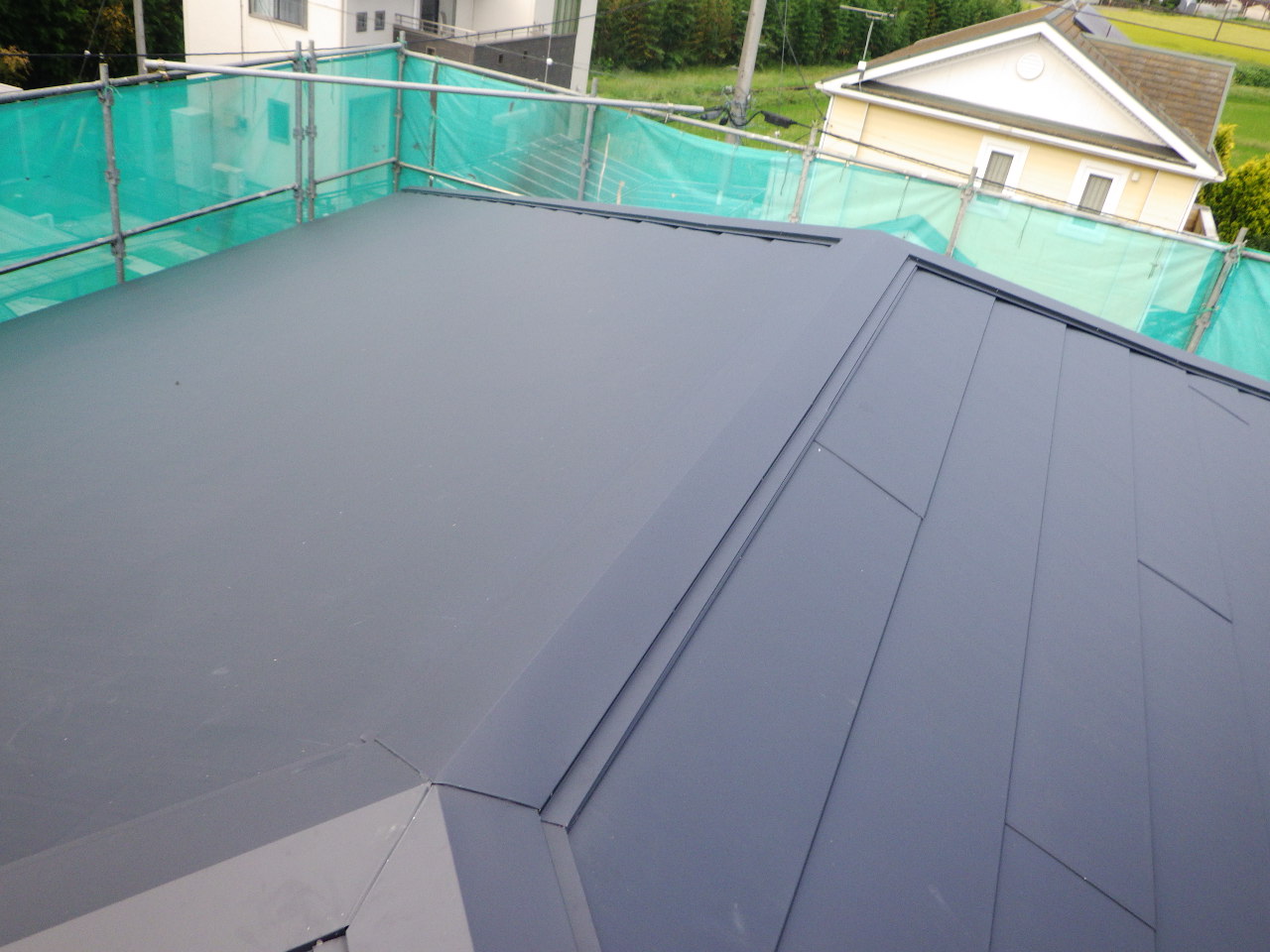 棟板金の取り付け終了です