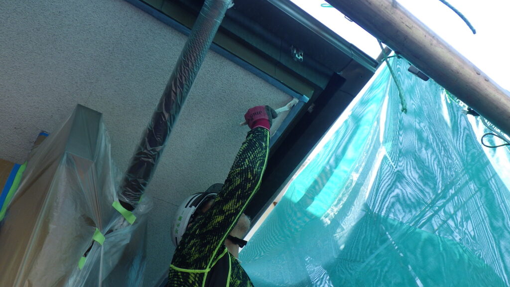 軒天一回目塗装中です