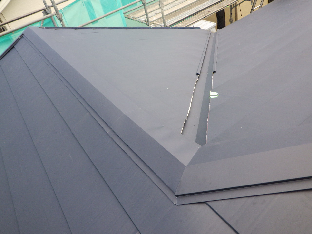 棟板金の取り付け終了です