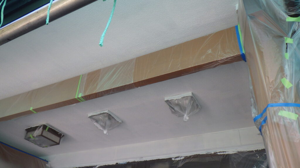 軒天一回目塗装終了です