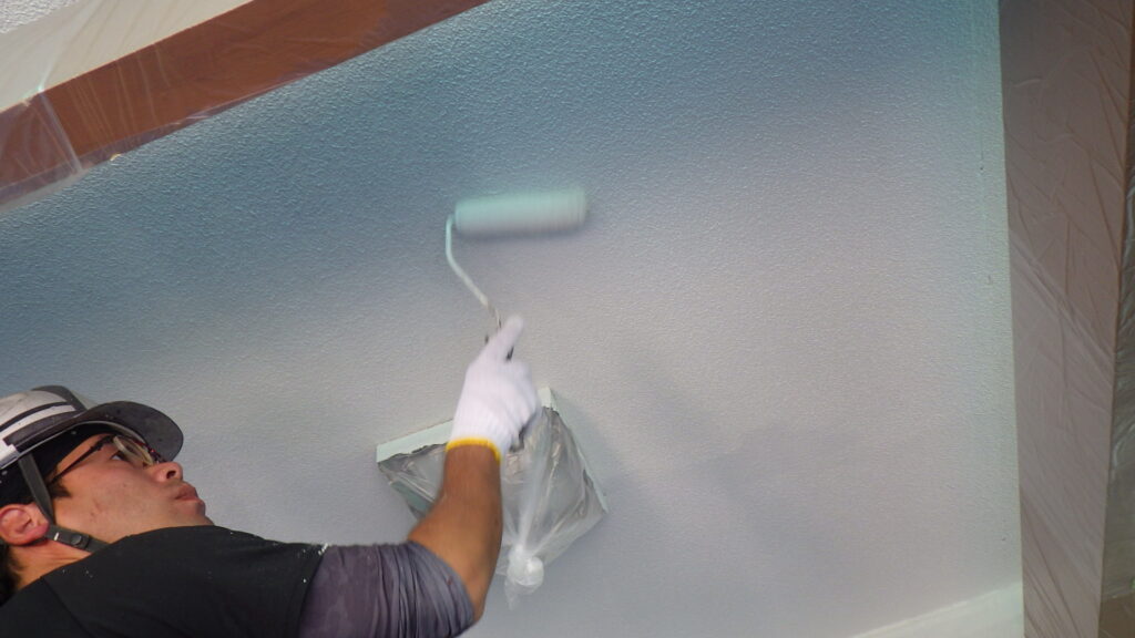 軒天２回目塗装中です