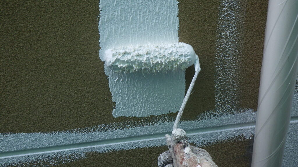 外壁面の下塗り塗装中です