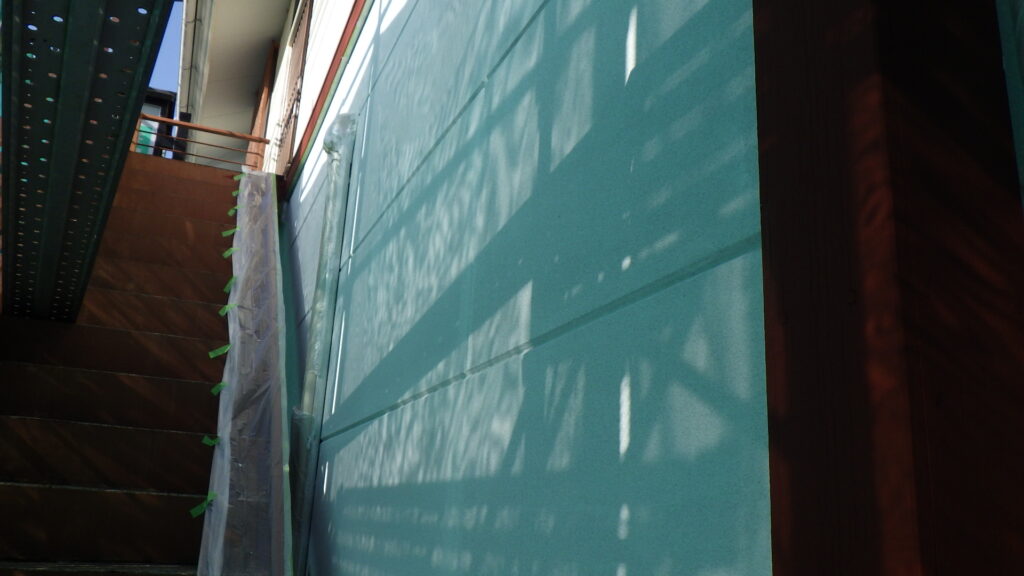 外壁面の下塗り塗装終了です