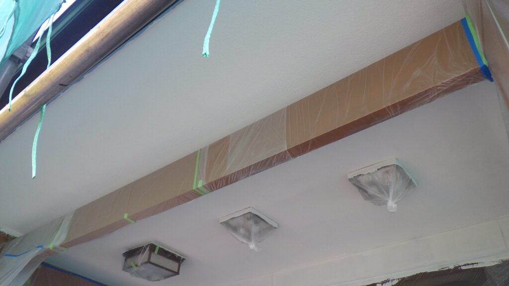 軒天２回目塗装終了です