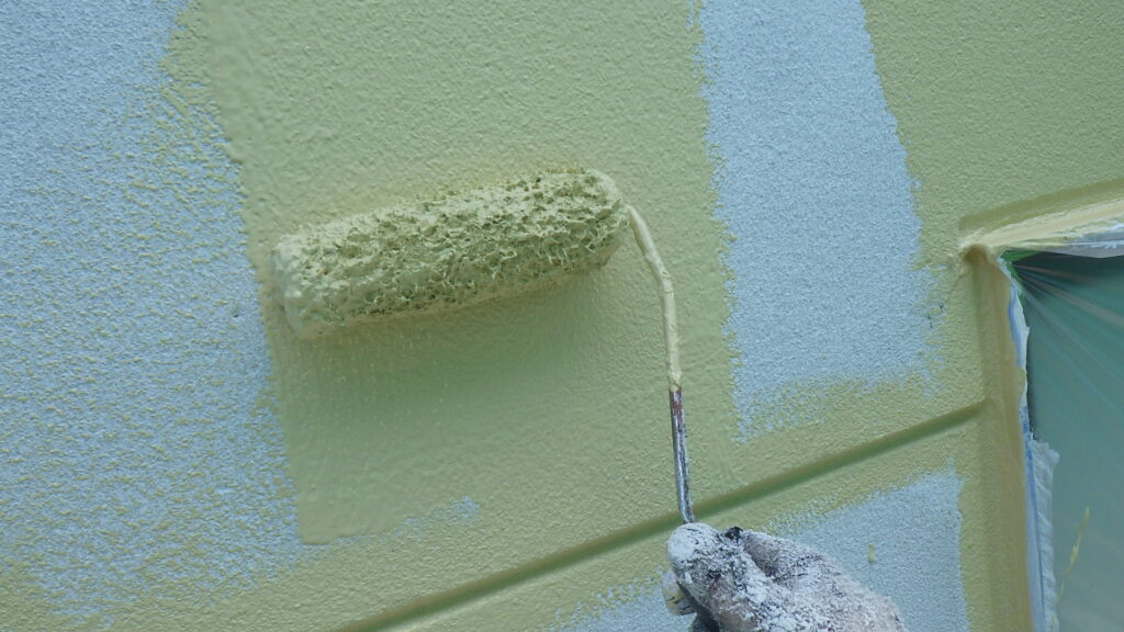 外壁の中塗り塗装中です