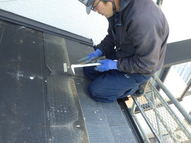 既存屋根材の撤去中です