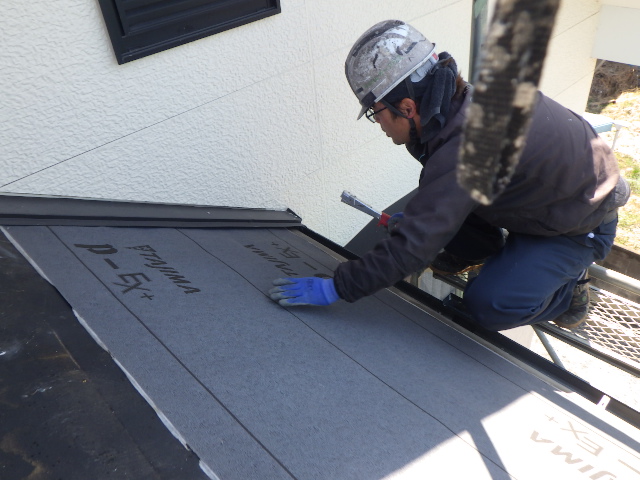 ルーフィングの貼り付け中です