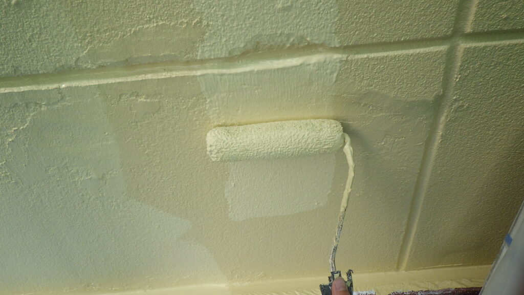 外壁の上塗り塗装中です