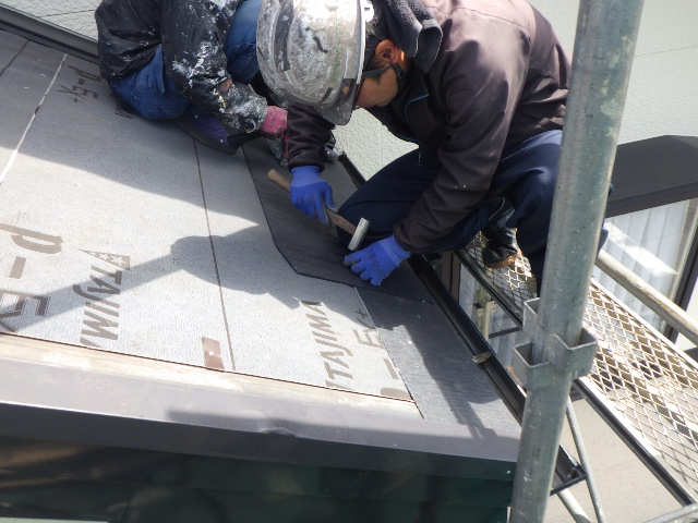 新規スレート屋根材の貼り始まりです