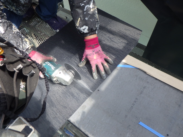 新規スレート屋根材の貼り始まりです