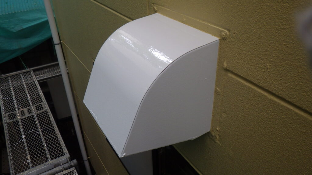 ダクトカバーの上塗り終了です