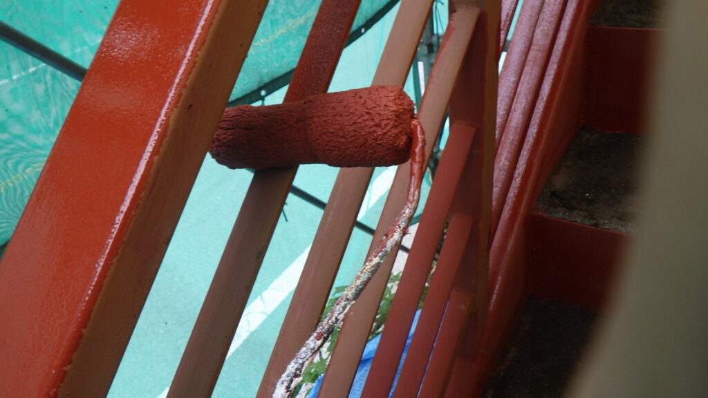 外階段の錆止め塗装中です