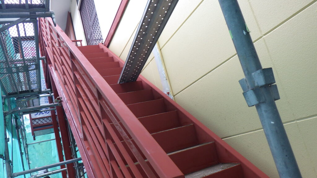 外階段の錆止め塗装終了です