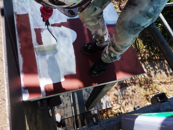 玄関屋根の錆止め塗装中です