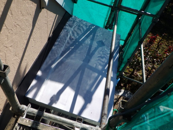 玄関屋根の錆止め塗装終了です