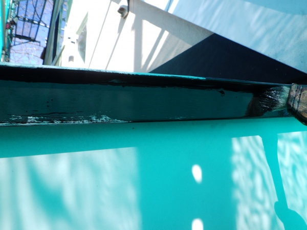 玄関屋根の中塗り塗装中です