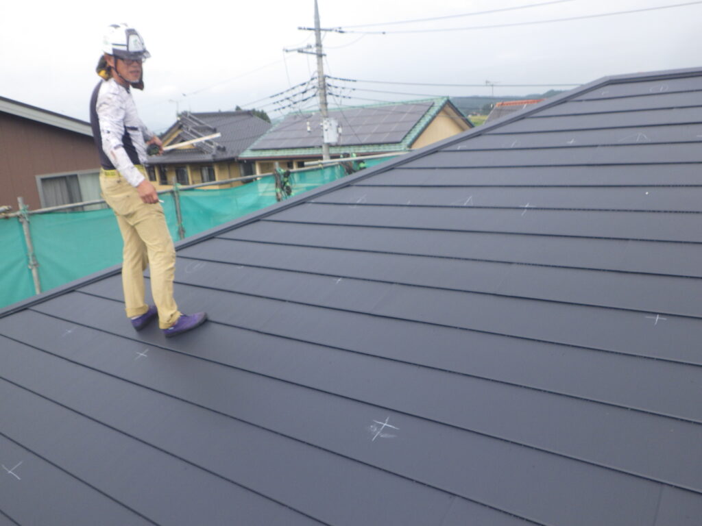 太陽光パネル取り付けの墨出し中です