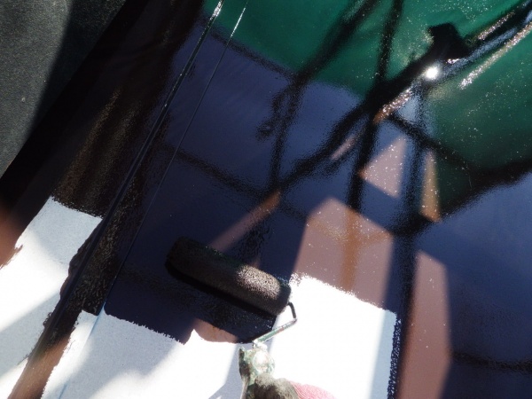 玄関屋根の中塗り塗装中です